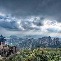 航拍青岛金沙滩，海水深蓝，美丽的海浪溅起一朵朵洁白的浪花