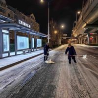 风雪夜坚守 保市民出行——崂山巴士防雪突击队奋战一夜保障公交畅行